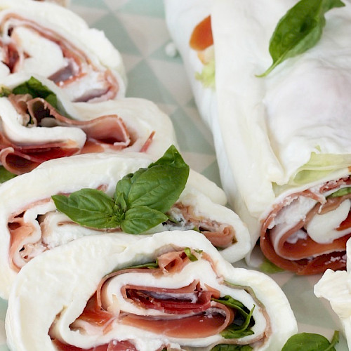 Rotolo di mozzarella farcito