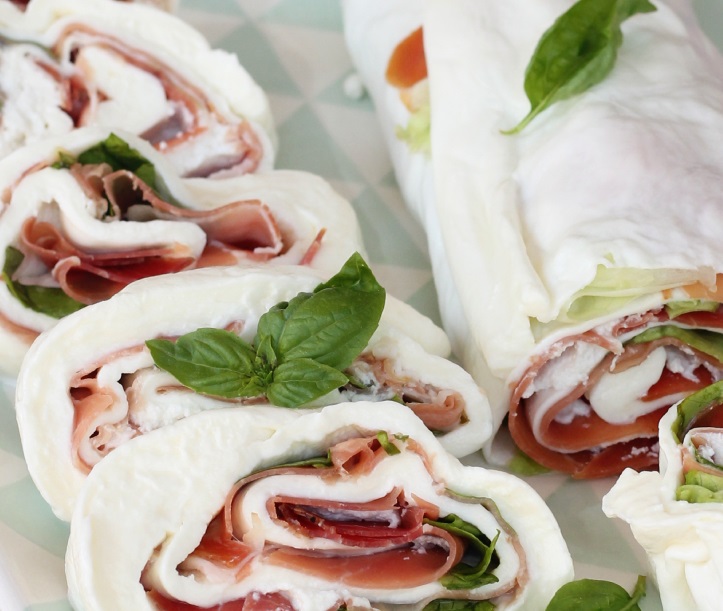 Rotolo di mozzarella farcito